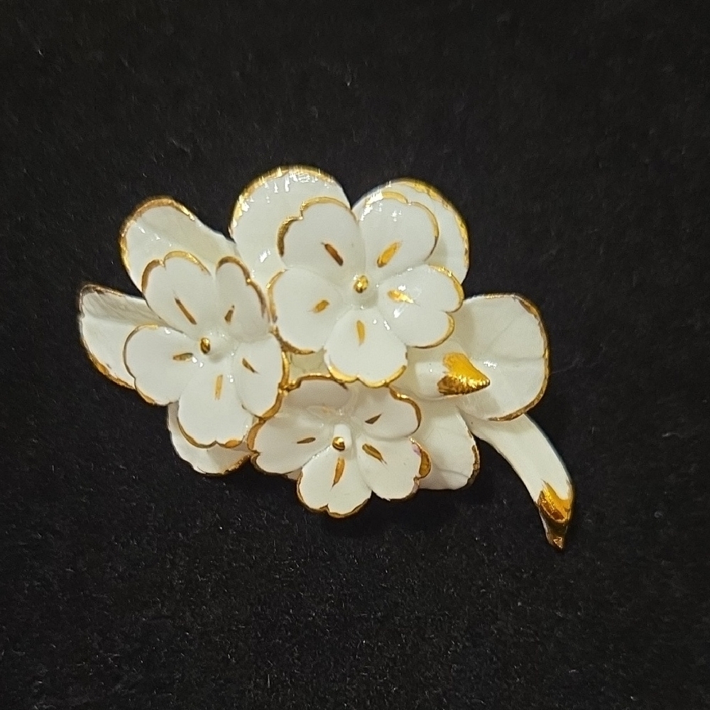 Elegant Floral Brooch in White and Gold